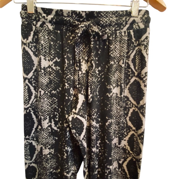 Nation LTD Pants - NWOT Nation LTD Orion Snake print joggers / lounge w tie waist sz XS